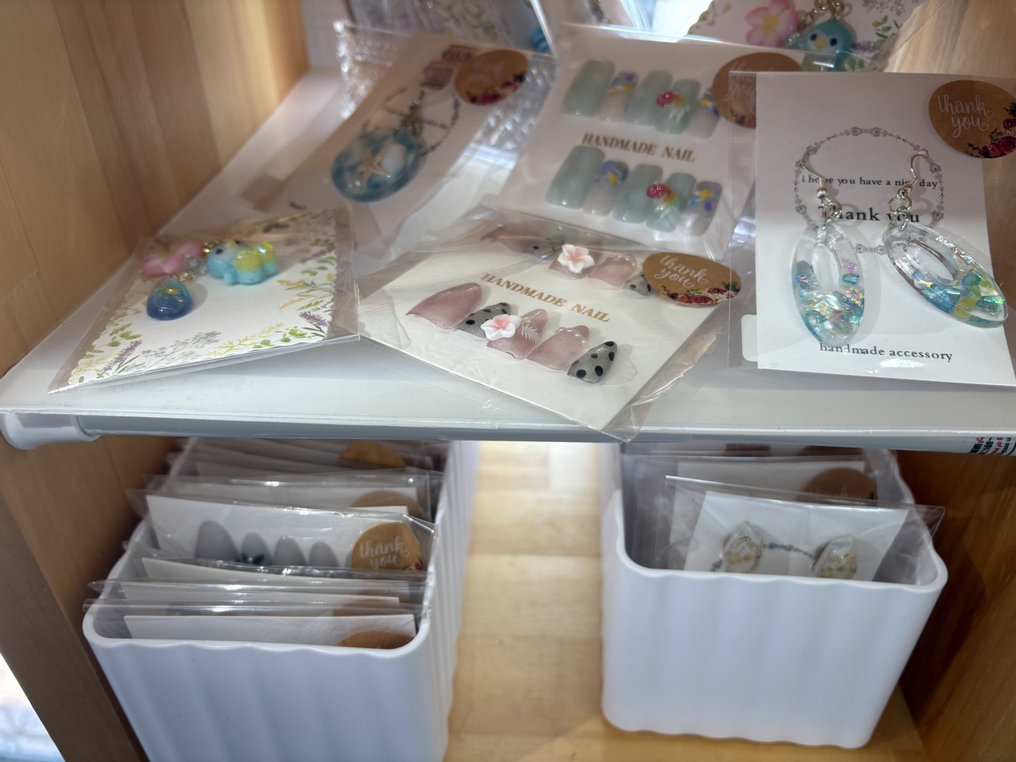 恵朱のハンドメイドアクセサリーとネイルチップ